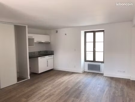 a louer studio centre etréchy avec possibilité de parking