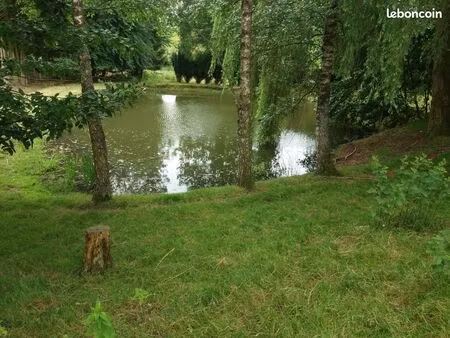 terrain de loisirs avec petit etang