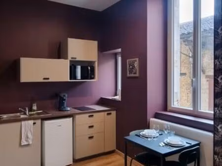 studio rénové et meublé - location moyenne durée - centre de coligny