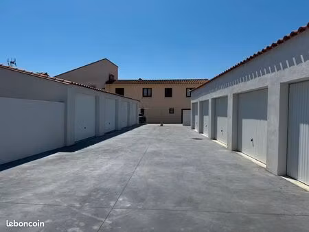 à louer – très grand garage le barcarès village avec mezzanine (20 m²)