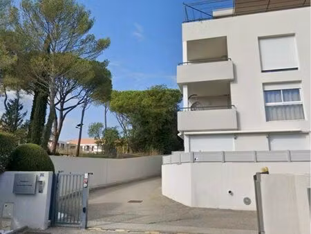 garage / box fermé / caméra de surveillance