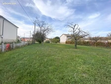 terrain 600 m² feillens