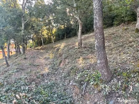 terrain constructible de 725 m² entièrement viabilisé