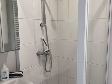 a louer studio meublé tout compris bel emplacement