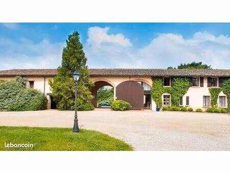 ancienne ferme bressane entièrement rénovée  5 8 hect de terrain  piscine