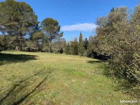 terrain 1 700 m² le val