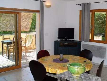 grand t2 en rdc de villa 44 m² avec terrasse ensouillée au devant la location - parking pr