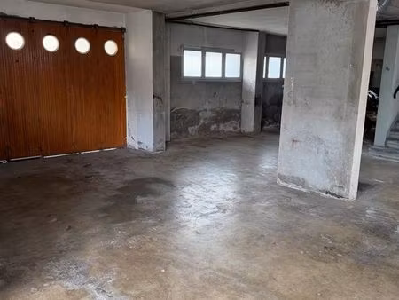 parking voiture dans garage sécurisé