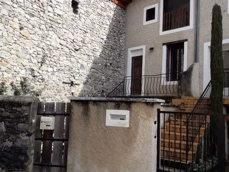 location maison de village