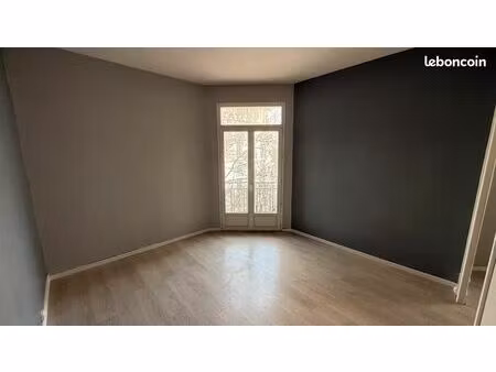 local avec 4 bureaux