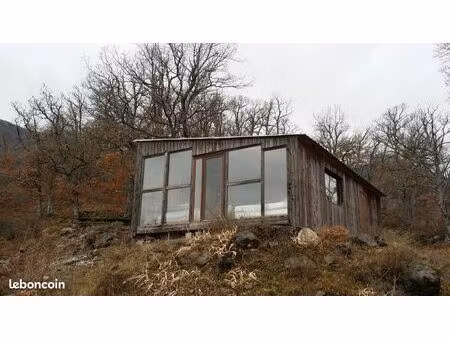 cabanon isolé dans zone verte  hautes alpes
