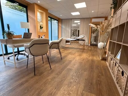 location d'une pièce dans un local professionnel à la journée  au mois ou à l'année