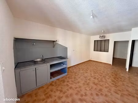 t2 charmant en plein cœur de salernes