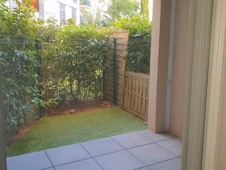 loue grand t2 avec terrasse et parking