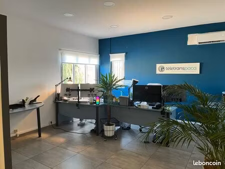 local commercial de 64 m2 + 1 de 38m2 emplacement premium la crau