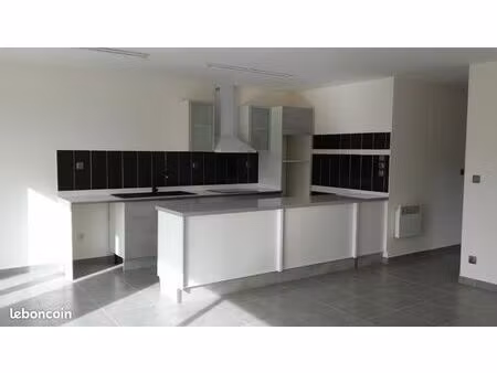 maison t4 mitoyenne plein sud de 90 m2 avec 60 m2 de garage à sisteron