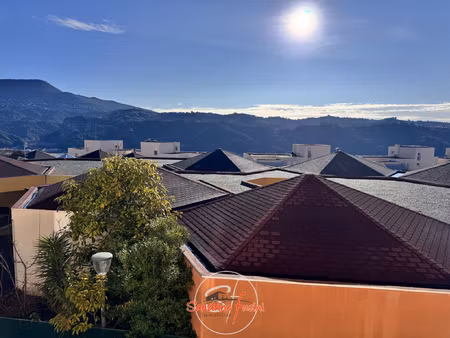 carros 3p traversant avec garage privatif en sous-sol.