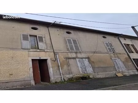 petit immeuble mitoyen des deux côtés avec 2 appartements à réhabiliter