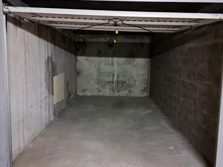 garage fermé à louer – lyon 3 rue de montbrillant