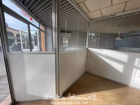 local commercial- port-grimaud de 77m2 + terrasse