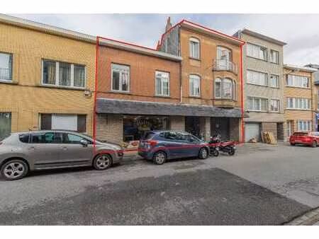 très grand immeuble commercial avec deux grands apparteme...