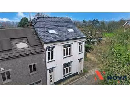 spacieuse maison proposant 5 chambres et un joli jardin