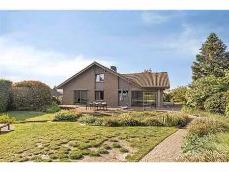 superbe villa (450m²) avec 4 à 5 chambres sur terrain de 17a