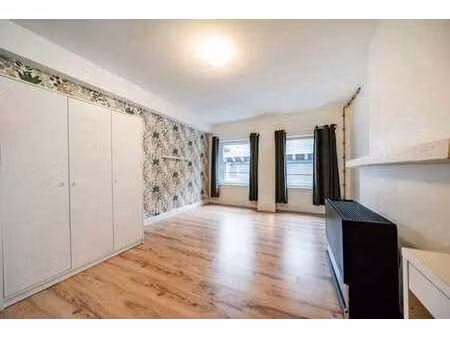 studio en très bon état  centre (féronstrée)