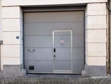 garage de 175 m² + cave 50 m² rue donckier 41 libre au 1.05