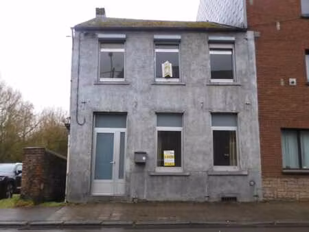 grande maison à rénover 3 chambres 2 garages jardinet