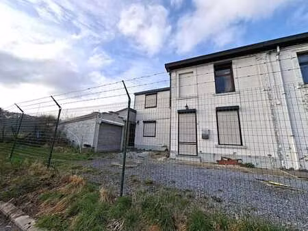 maison d'habitation  3 façades  avec jardin et garage