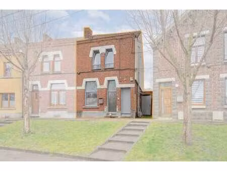 charmante maison 3 facades avec exterieur idealement situee