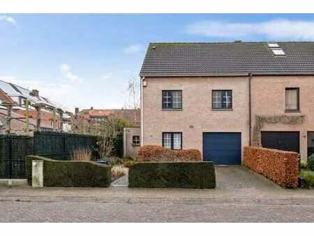 maison semi-mitoyenne avec garage intégré et jardin