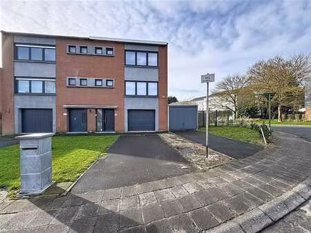 habitation bel étage 3 façades rénovée avec goût  parfaiteme