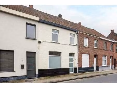 maison entièrement rénovée avec jardin près du centre-ville!