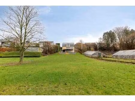 maison lumineuse avec une vue dégagée sur les champs