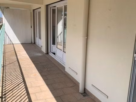 location t2 auxerre ( libre au 1 mars)