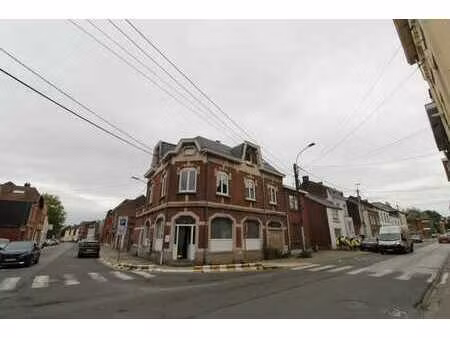 maison 3 façades à haut potentiel de ±335 m² en bon état