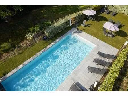 vie exclusive : penthouse de luxe avec accès à la piscine et