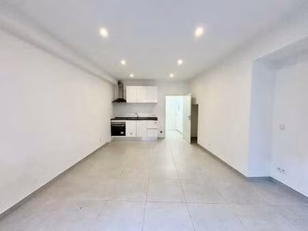 studio entièrement rénové idéalement situé à arlon !