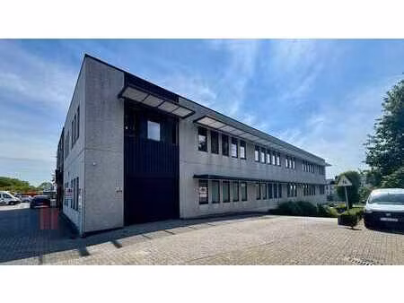 espace d'affaires stratégiquement situé près du ring de b...