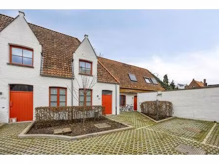 uitgeruste herenwoning met 3 slaapkamers in de brugse stad