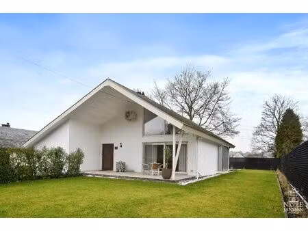 charmante vrijstaande gezinswoning met grote garage en mooie tuin