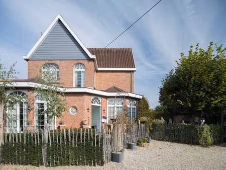 sint-amandsberg. op te frissen directeurswoning met bijho...