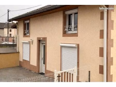 location maison de ville avec extérieur et place de parking