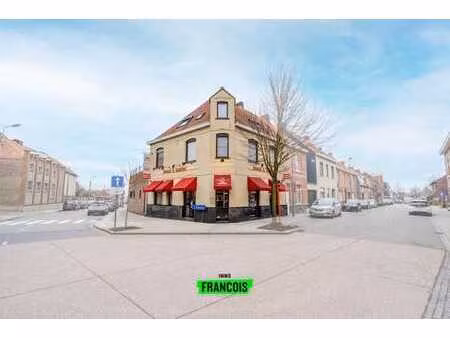 maison commerciale dans un emplacement commercial avec gran…