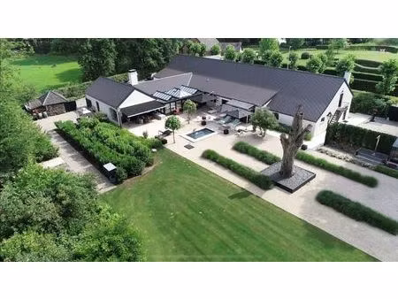 uniek domein met zeer ruim pand temidden van de natuur