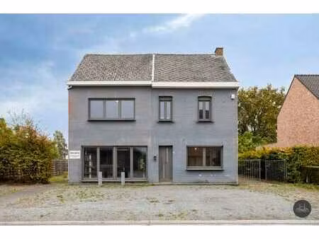 woning met mogelijkheid tot handelszaak en weide van 3109 m²