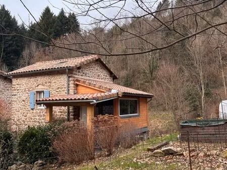 à louer à l’année – petite maison rénovée  en pleine nature