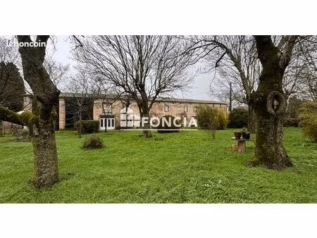 propriété d’exception implantée sur un vaste terrain arboré et agricole de 3 hectares  com